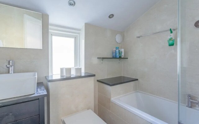 Comfortable 3 Bedroom Flat in Battersea