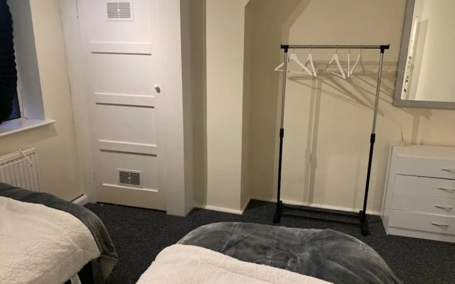 House Sleeps 6 With Garden, Parking