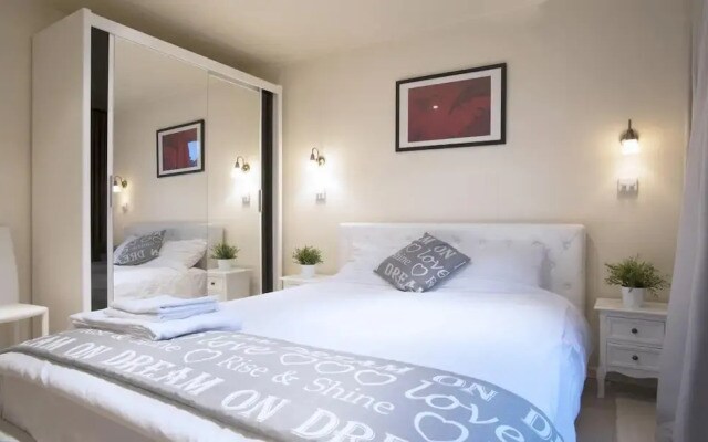 2-bedroom Notting Hill Apartment With Terrace, London