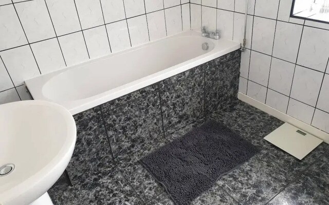 Sleeps 6, Guests&contractors, Wi-fi, Free Parking