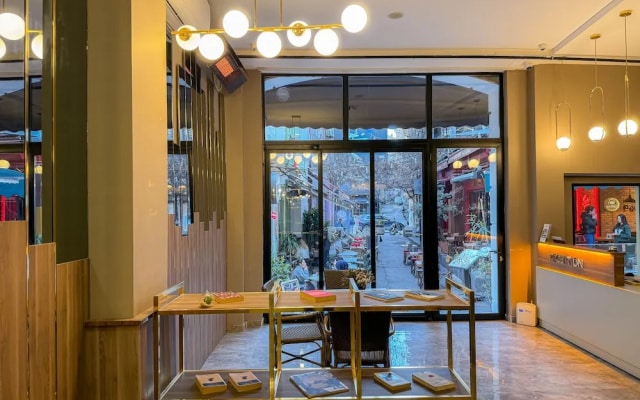 Zeno Suites Hotel