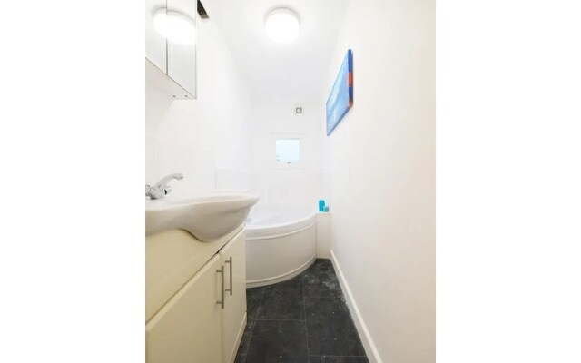 Quiet and Spacious 2-bedroom Flat , Sleeps 4