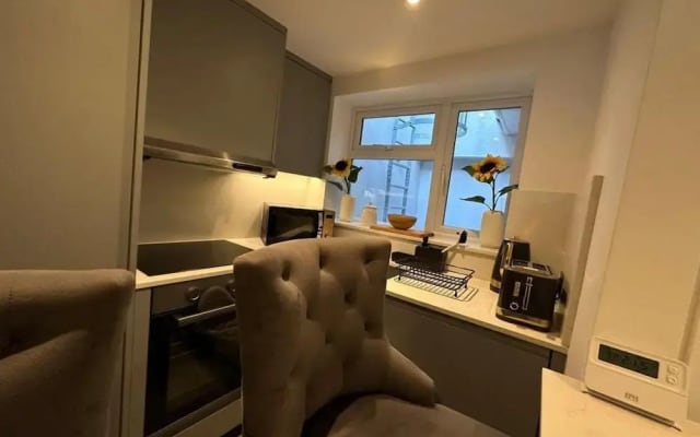 House - Sleeps 4 & Free Parking