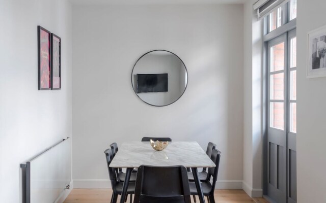 The Eyre Suite Three - Farringdon - by Frankie