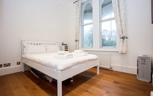 Spacious 2 Bedroom Flat With Garden