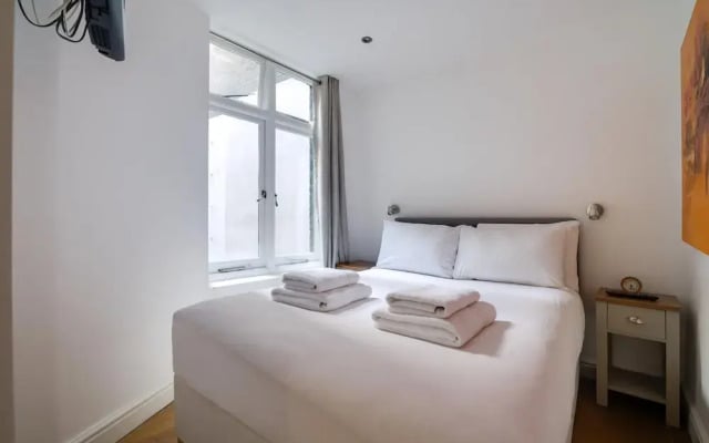 Lovely Charing Cross Apartment