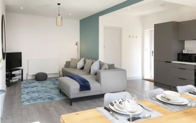 ✰OnPoint- MASSIVE House, PERFECT Location-Parking✰