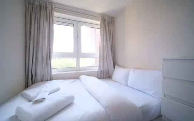 Spacious 3 Bedroom Apartment in Battersea With Terrace