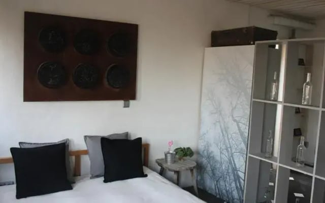 Fatima Hendrix apartment