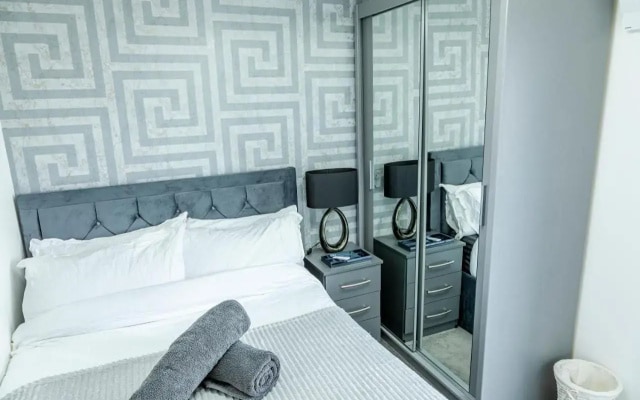 Attractive 2 Bedroom Penthouse with Free Parking