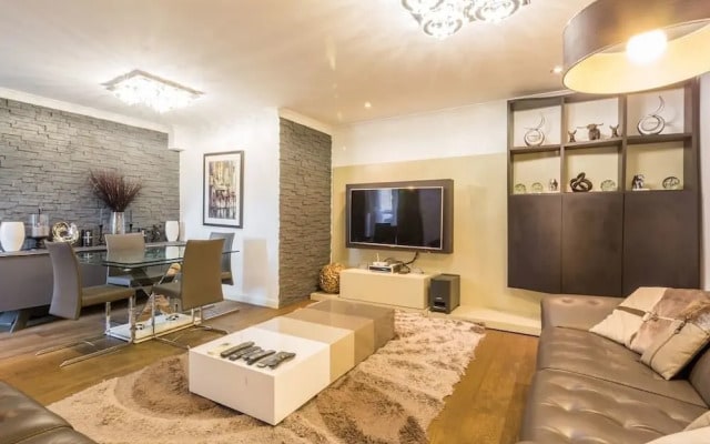 Three Bed Greville Luxury Apt Parking 1