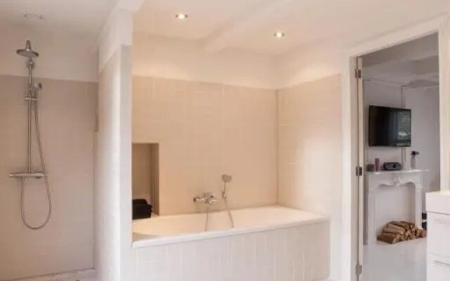 Mokum Suites