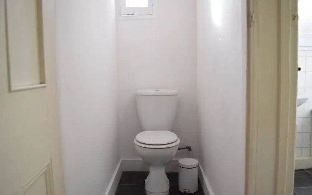 Spacious 4 Bedroom House Close to Tooting Station