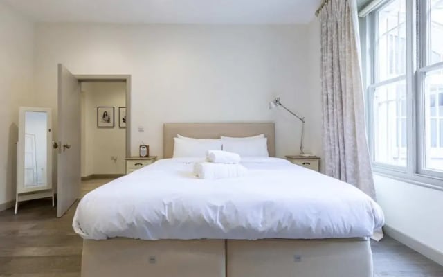 Elegant 2BD Flat 5 Mins to Kensington Gardens!