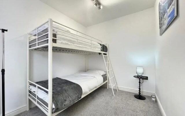 4 Guests - 2 Bedrooms - Parking - 9min City Centre