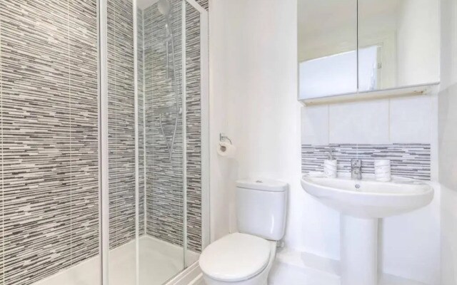 2 Bed & 2 Bath Cosy Apartment Slough- Free Parking