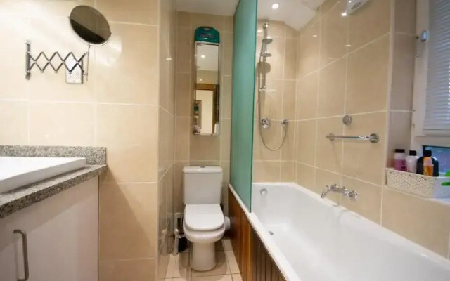 2-bedroom Tower Bridge Apartment Private Terrace for 6, London