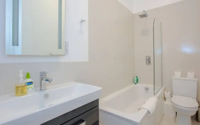 Stylish 2 Bedroom Apartment in Affluent Earls Court
