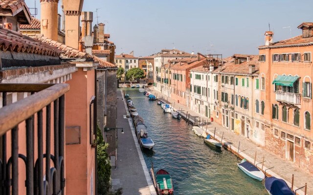 Sunny Canal View in Venice Chic Movida