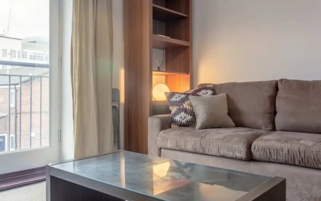 2 Bedroom Apartment In Aldgate East