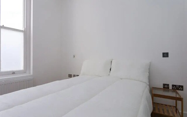 2 Bedroom House in Primrose Hill