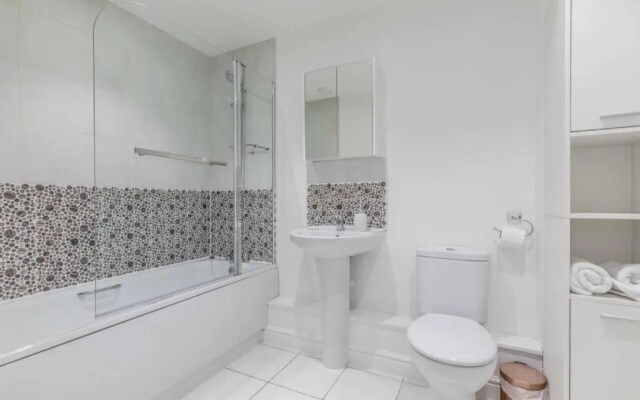 2 Bed & 2 Bath Cosy Apartment Slough- Free Parking