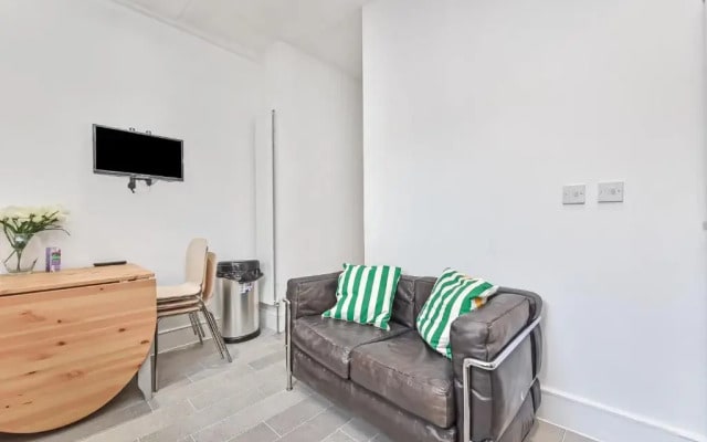 Groves 4 Bedroom, Shepherds Bush