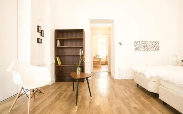 Central , 3 Rooms in Frankfurter Tor