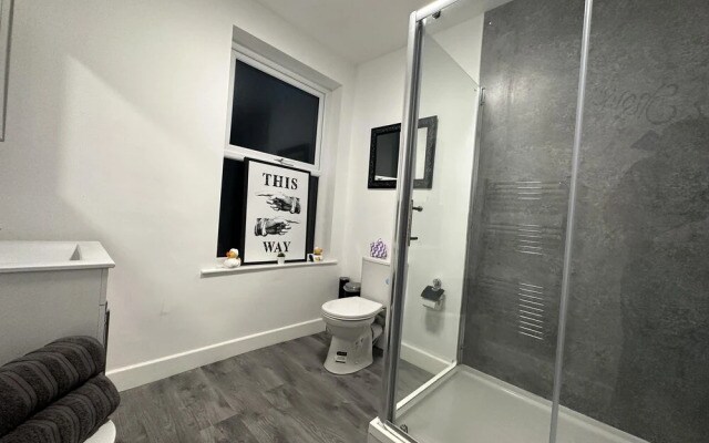 6 Bedroom 5 Shower rm House in Central Nottingham