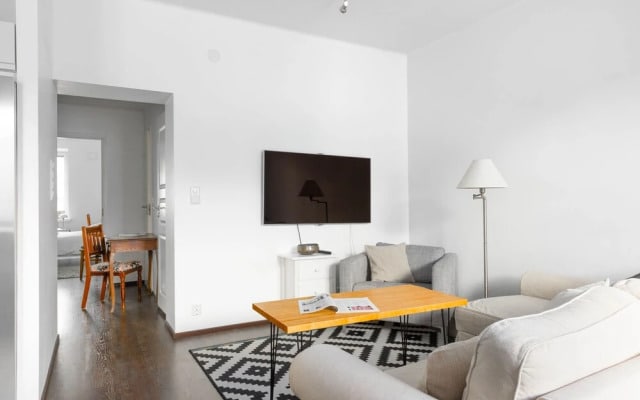 Spacious apt on Tranquil Courtyard
