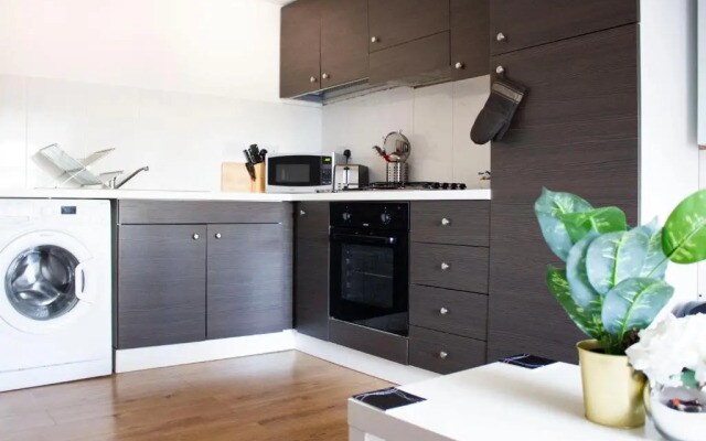 Town Centre Apartment with FREE Parking
