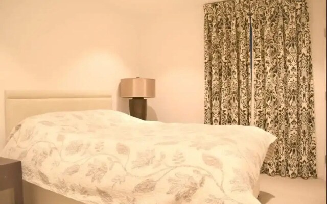 Modern 3 Bedroom Top Floor Apartment