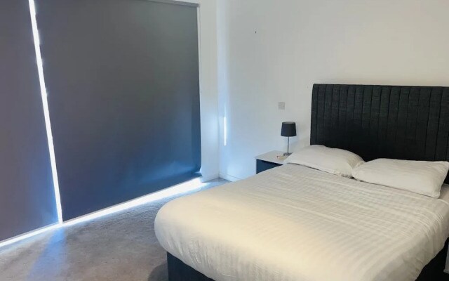 Lovely 1-bedroom With Private Balcony Near Barking