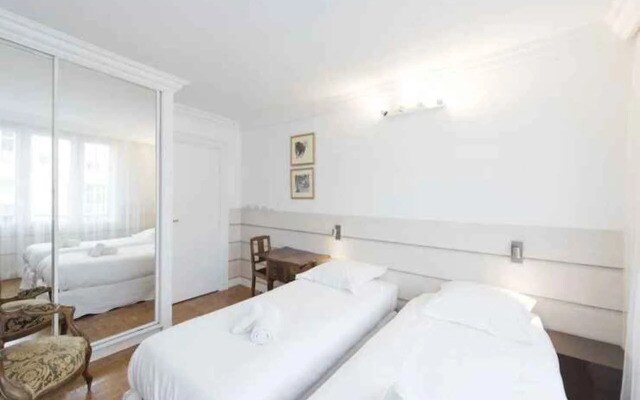 Apartment near Pont de Grenelle