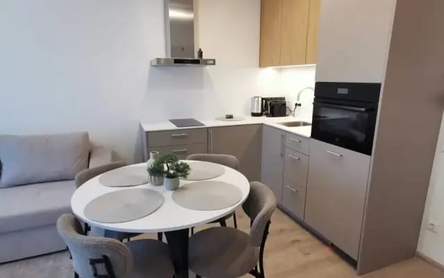 Kunigiskes Apt- Sleeps 4 - Pool & Hot Tub