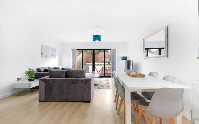 Modern 4 Bedroom House 01 With Parking in Farnham