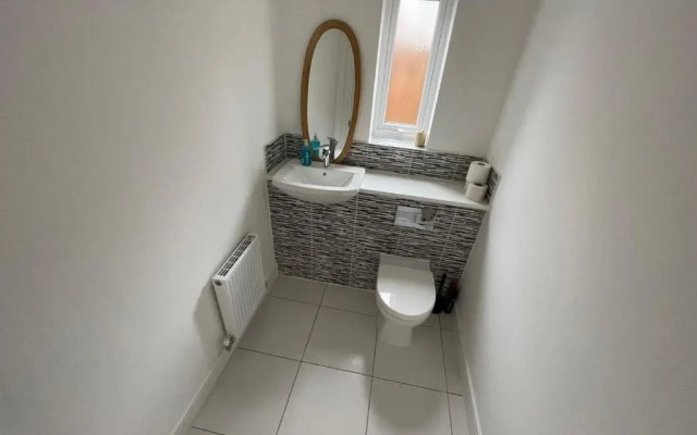 Modern Room With Huge Bed - Walk to City Centre!