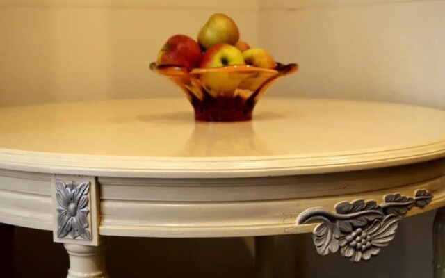 Unique Spacious Classic 3bedroom Midtown Apartment ! FREE parking ! BILLIARD room !
