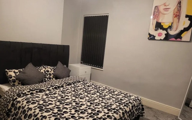 Apartment - Sleeps 5 - Great Location - Parking