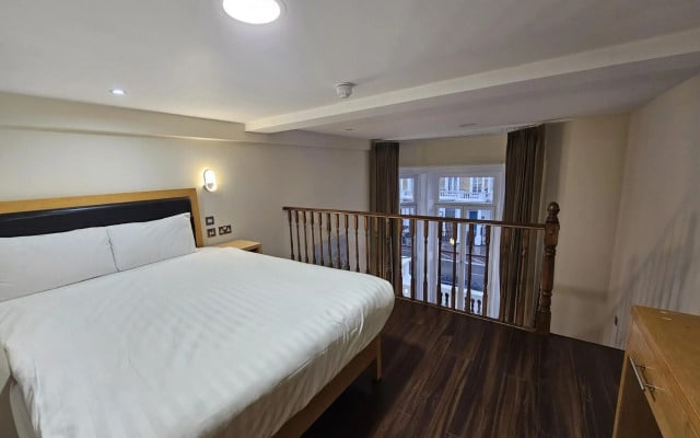 Cromwell Crown Hotel