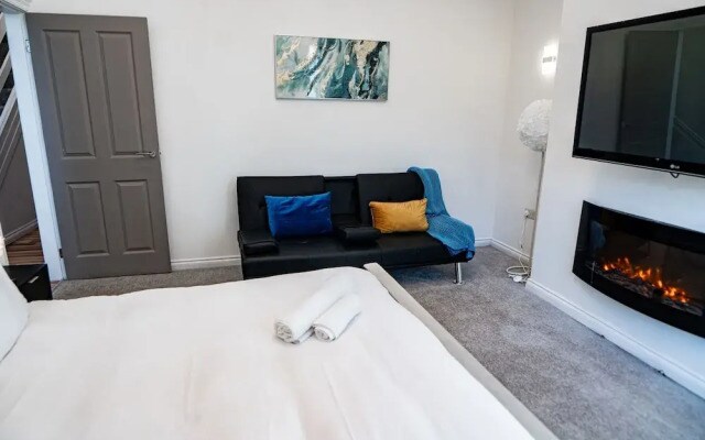 House - Sleeps 7 - Parking - Garden - Near Stn