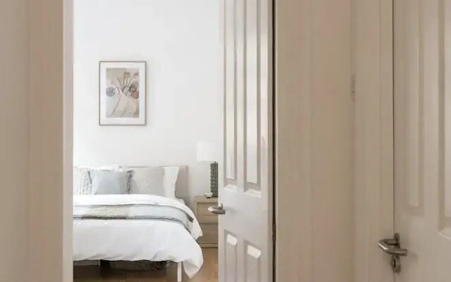 Generously Large 1 Bedroom Apartment in Farringdon