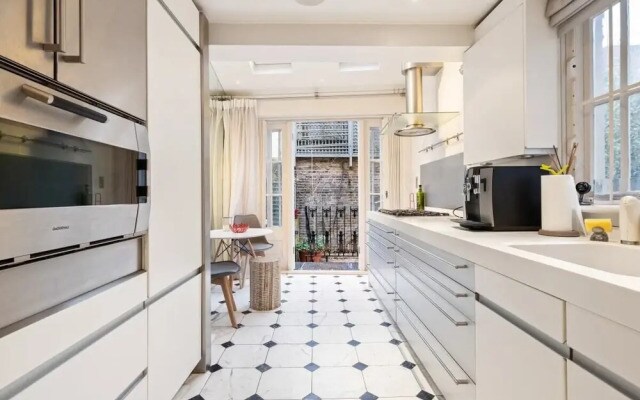 Spacious Designer 2 Bedroom Maisonette With Garden in Chelsea, London