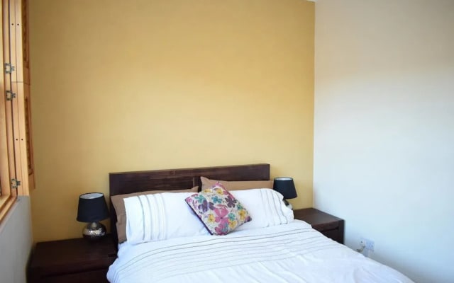 Spacious 2 Bedroom Property by The River Thames
