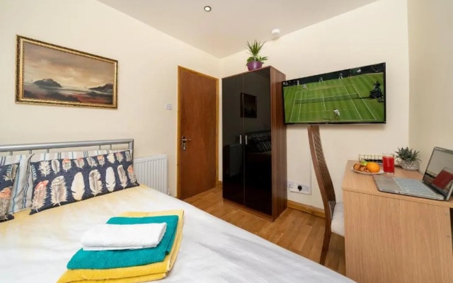 F5 Private Double Room (Sandycroft Guest House)
