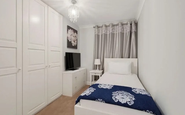 Chic London Apartment in Brown Hart Gardens
