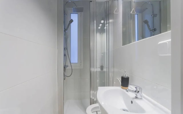 Dobo Rooms - Ronda de Segovia Apartments