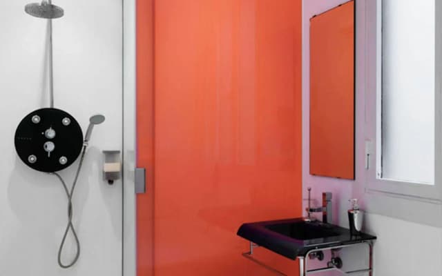 Chic & Basic Tallers Hostal