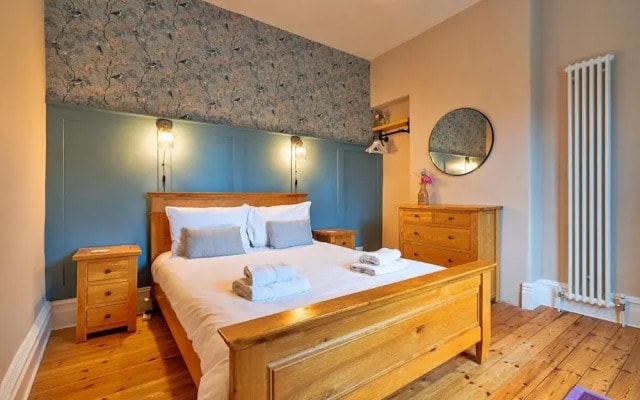 Holiday Home in Heart of Tideswell, No Deposit