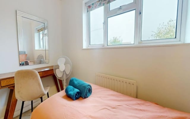 Comfort Stay Slough 3BR Home for Groups Families